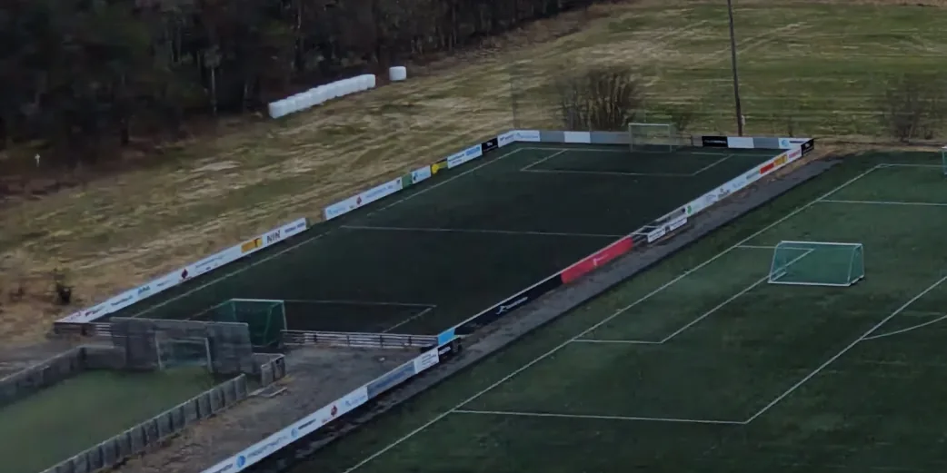 Den mindre kunstgressbanen med vant og småmål, ved enden av hovedbanen