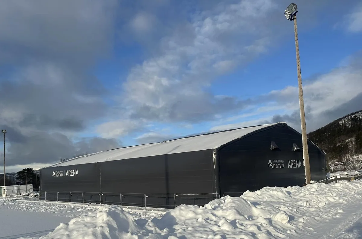 Hallen ferdig kledd, med snø rundt