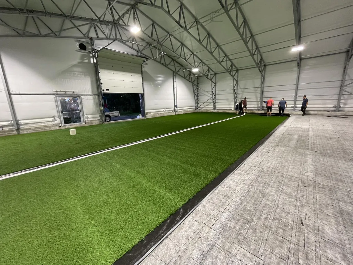 Kunstgresset legges inne i hallen