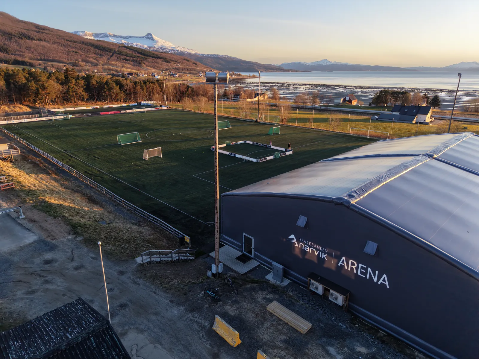 Hallen og banen sett ovenfra, med fjorden i bakgrunnen