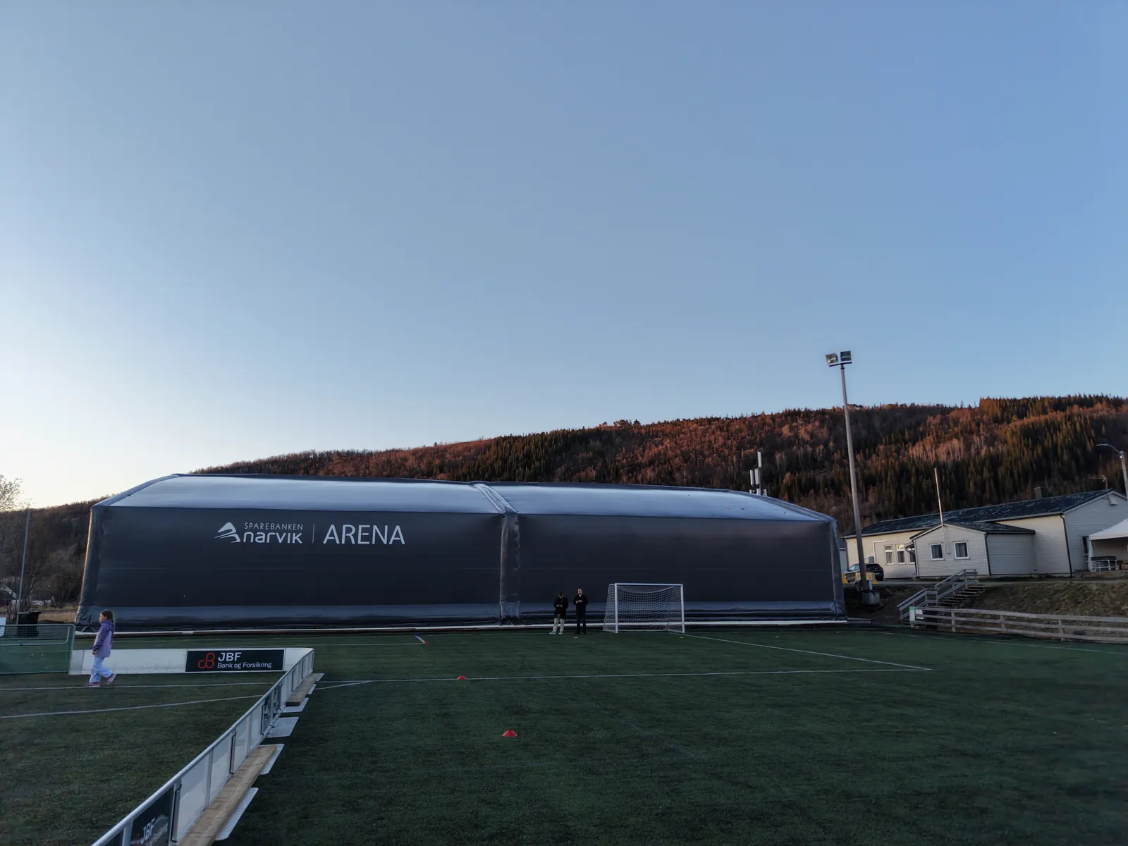 Hallen sett fra hjørnet av kunstgressbanen