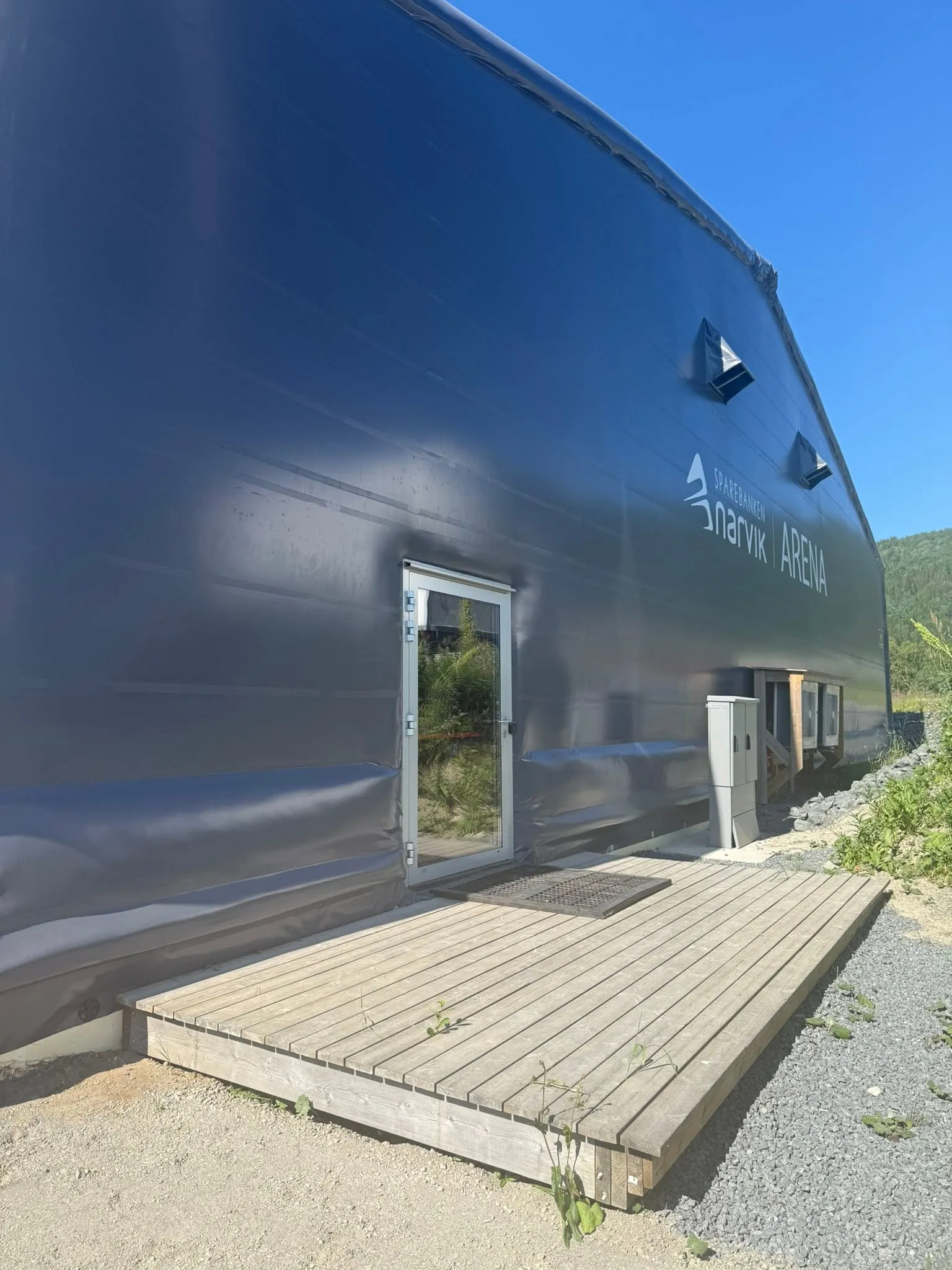 Inngangspartiet til hallen med tretrapp