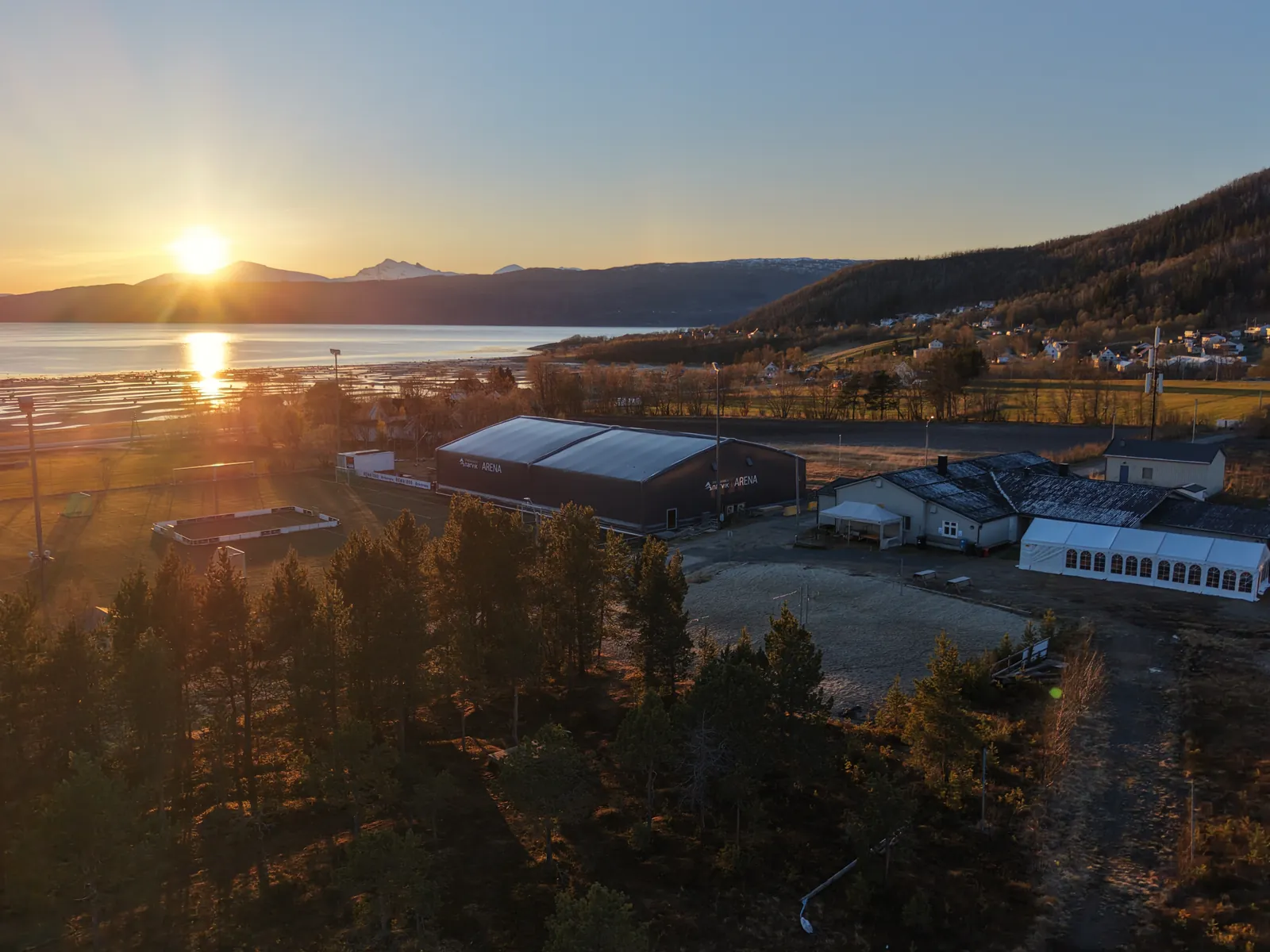 Anlegget i Håkvik i solnedgang sett fra lufta