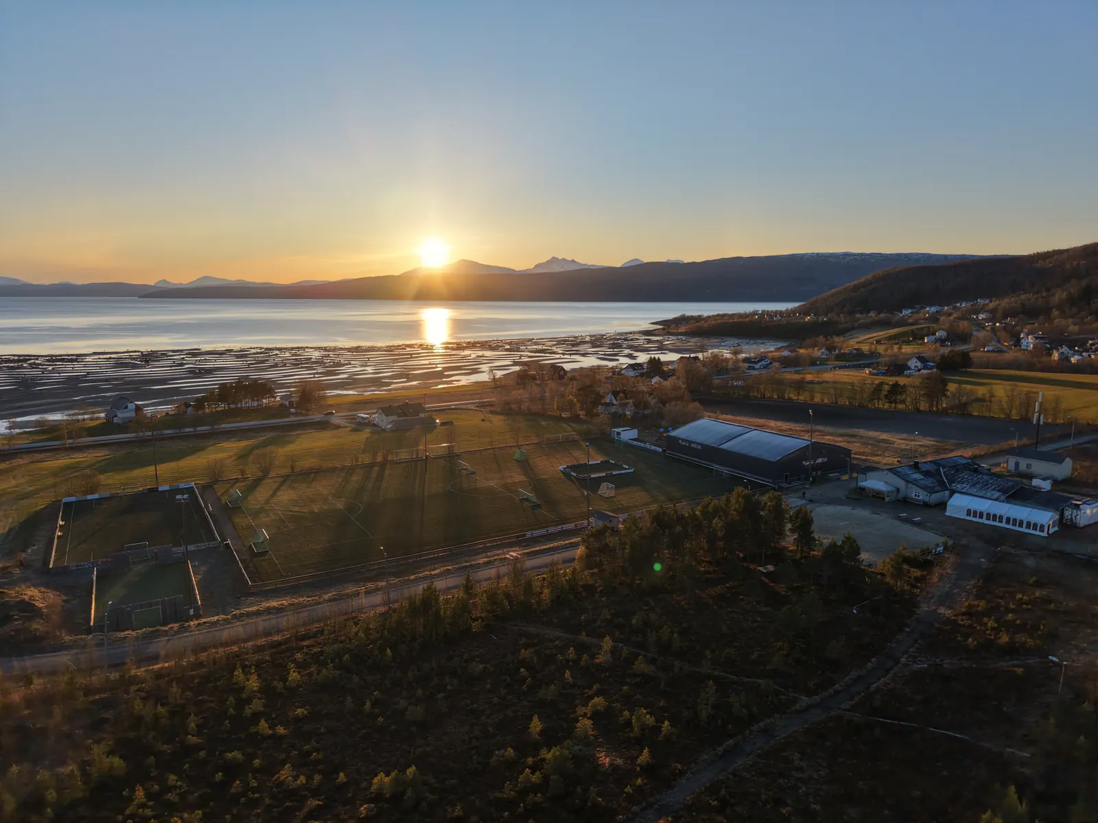 Solnedgang over fjorden sett fra anlegget