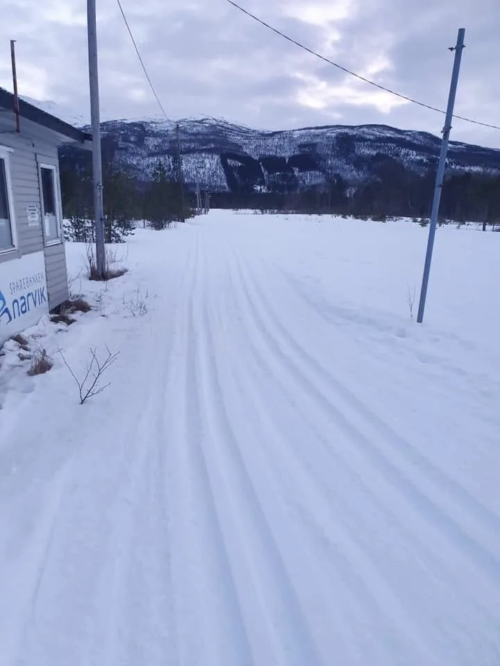 Skispor ved bygningene på anlegget